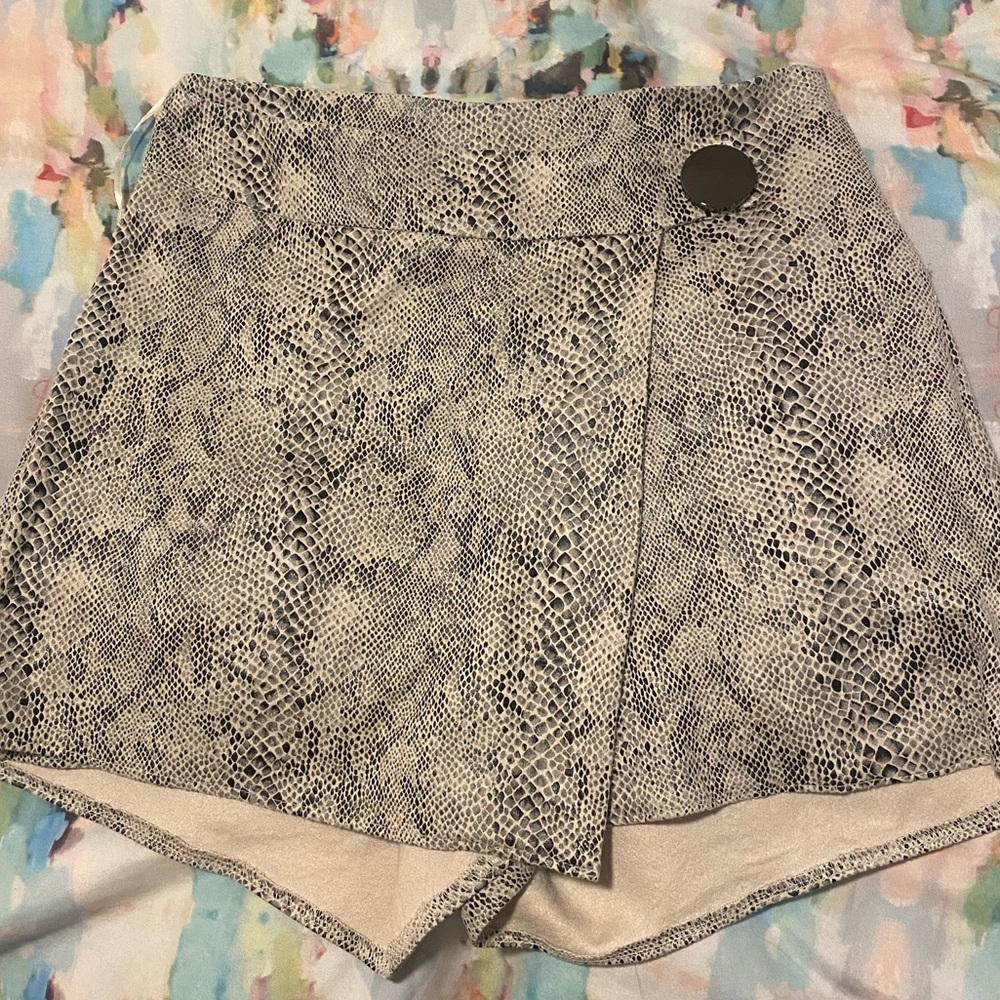 Snakeskin skort